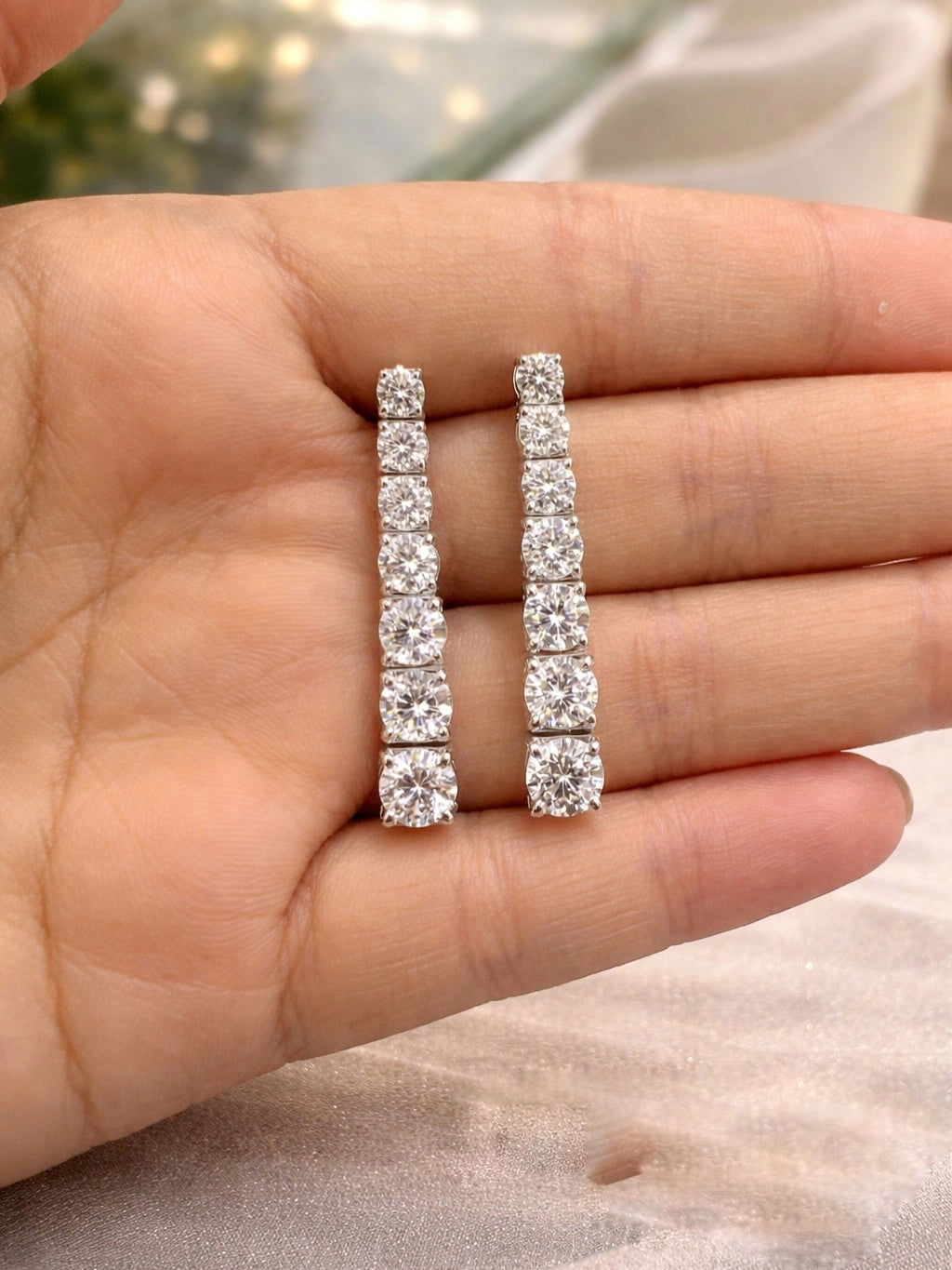 Round Graduating Diamond Earrings (ARJS3942)