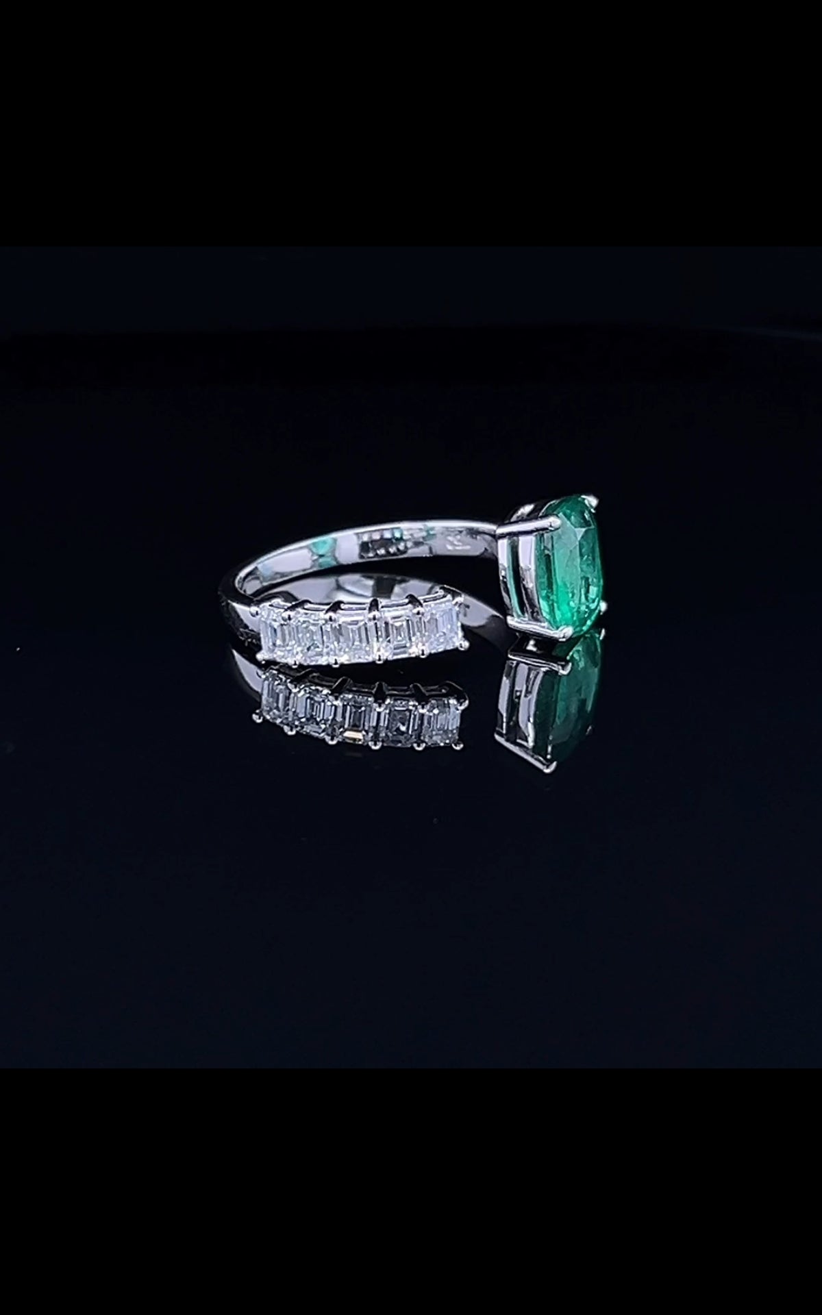 Green Emerald With Diamond Ring (ARJS2598)
