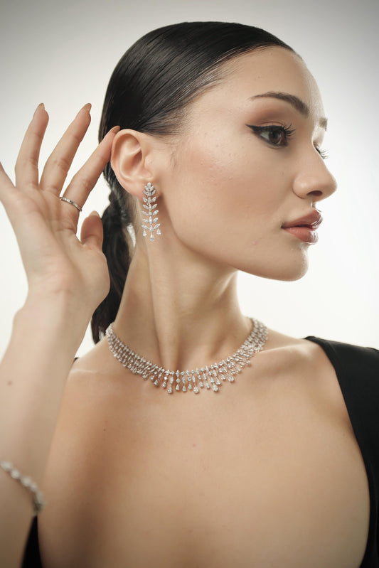 PEAR & ROUND DIAMOND NECKLACE
