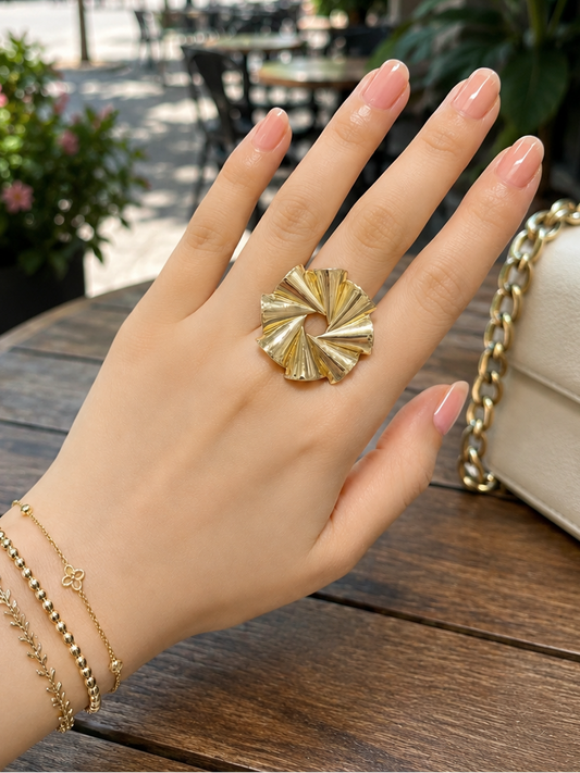 18K Gold Modern Swirl Ring (GJEW272)