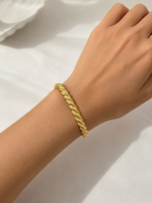 18K Gold Twisted Weave Bracelet – Textured Spiral Design (GJEW346)